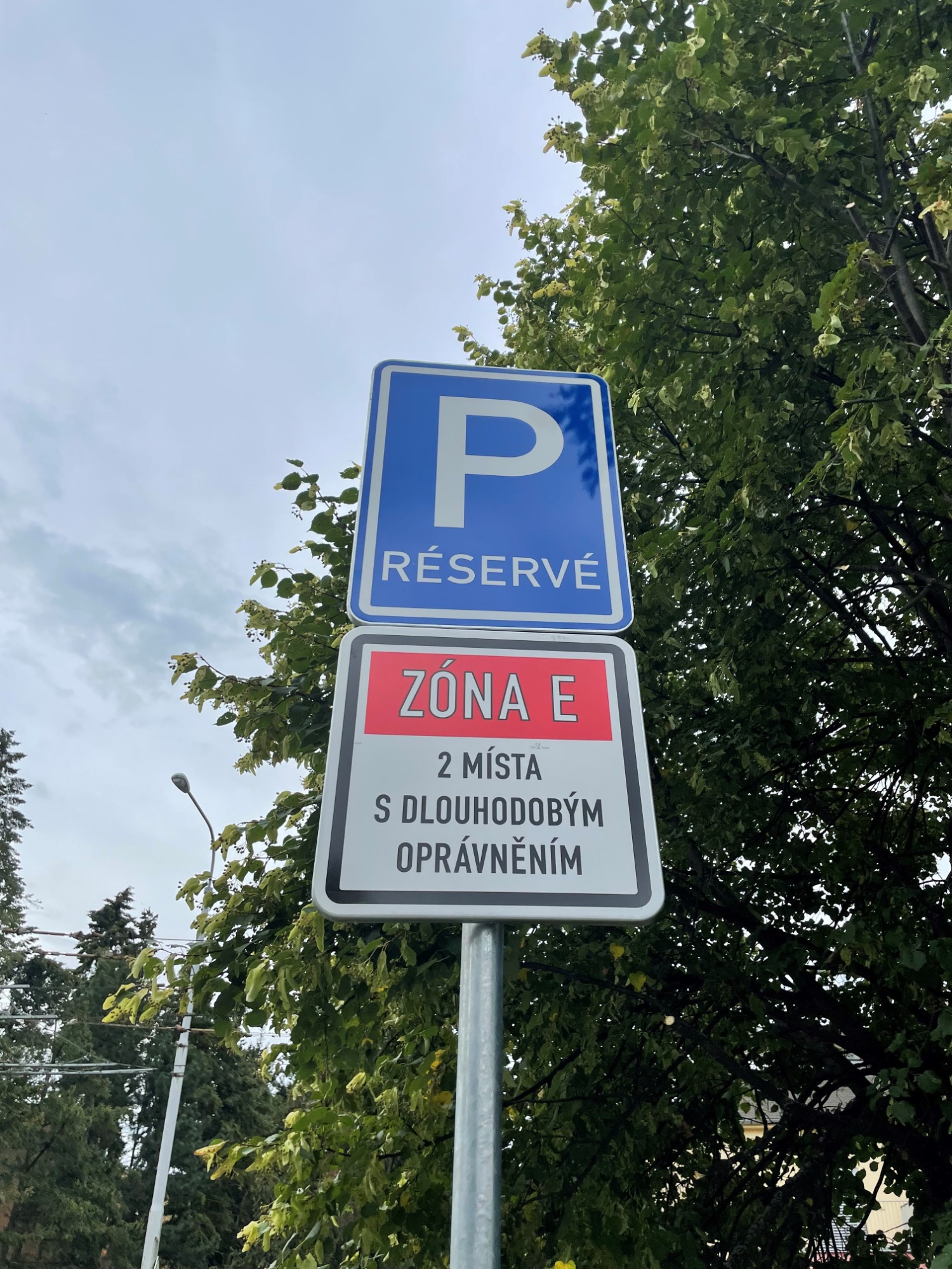 Brno spustilo první Zónu E - vyhrazené parkování pro elektromobily na 24 hodin zdarma